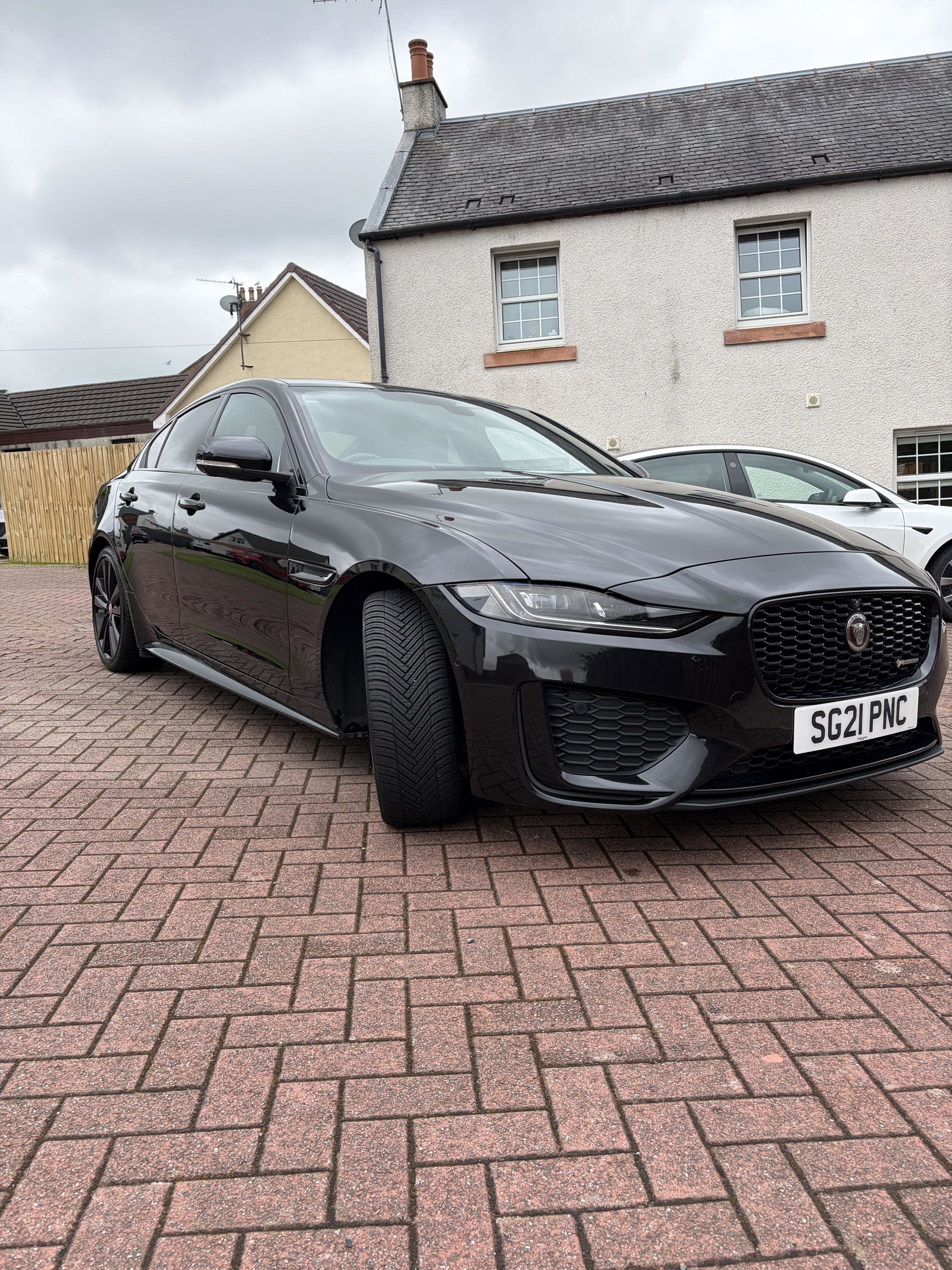 XE 2.0 D200 MHEV R-Dynamic Black Auto Euro 6 (s/s) 4dr